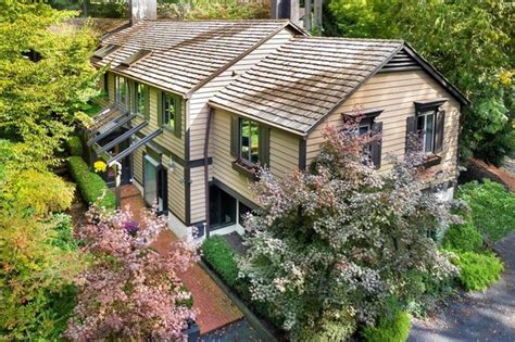 16 Hidden Vly Rocky River Oh 44116 Realtor Com