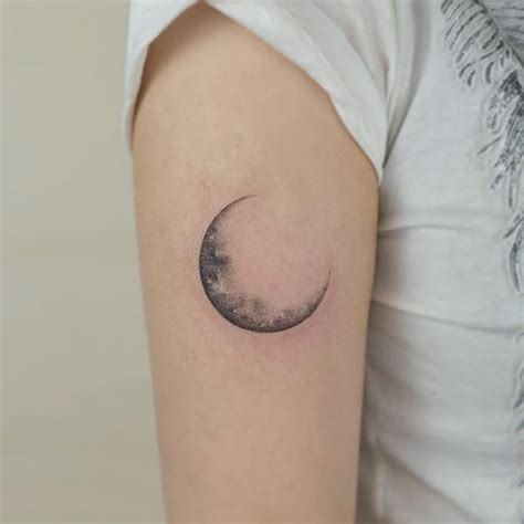 26 Crescent Moon Tattoo Designs 2025 Fine Line Stencil Stars Lotus