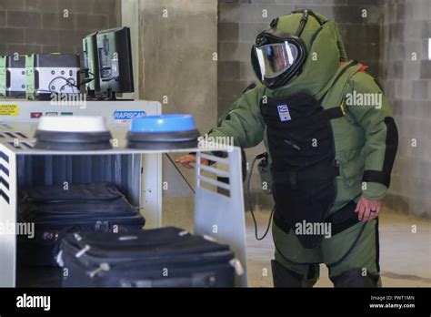 Eod 8 Bomb Suit Hi Res Stock Photography And Images Alamy Eod 8 Bomb Suit Hi Res Stock Photography And Images Alamy