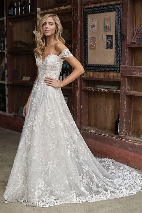 Heart Wedding Dress: Timeless Elegance
