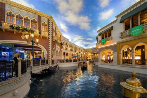 Las Vegas Shopper S Guide To Malls On The Strip Onthestrip Com