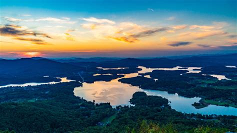Nestled In Georgia S Appalachian Mountains Is A Cute Lakeside Town With Plenty Of Hiking Opportunities Nestled In Georgia S Appalachian Mountains Is A Cute Lakeside Town With Plenty Of Hiking Opportunities