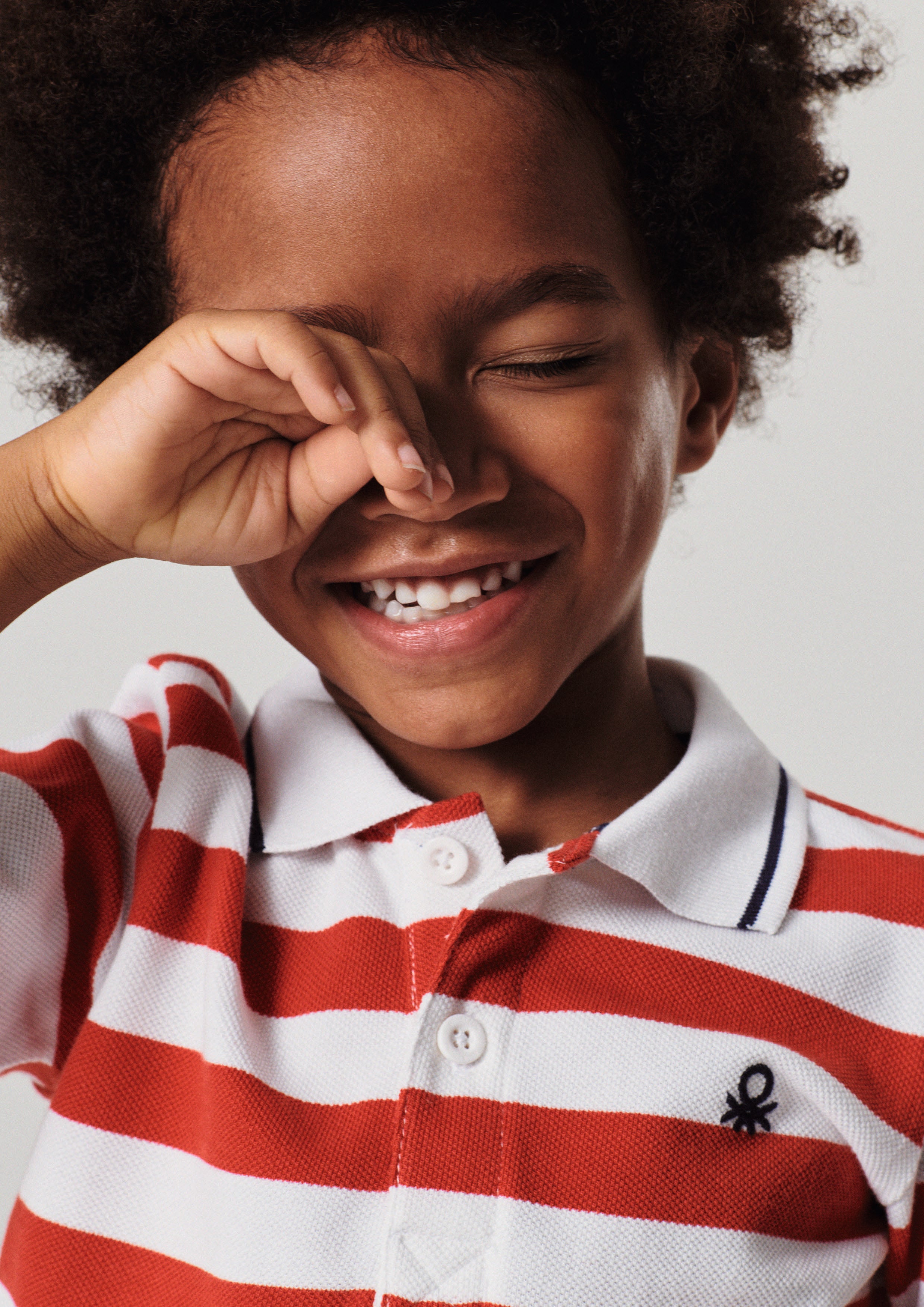 Premium Photo Turning Tides Of Beauty A Captivating Portrait Of A Girl Turning Around