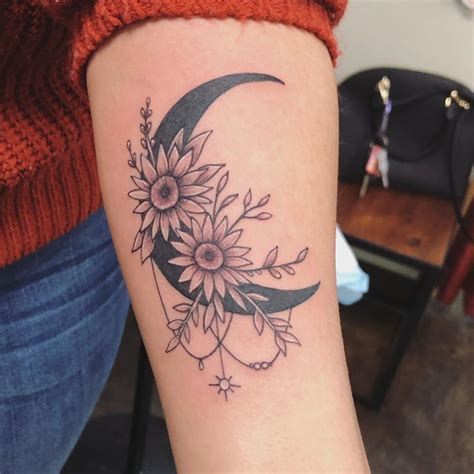 Updated 40 Symbolic Crescent Moon Tattoos August 2020 Flower