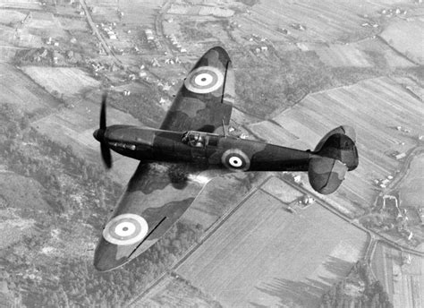World War Ii In Pictures Supermarine Spitfire Classic Raf Fighter World War Ii In Pictures Supermarine Spitfire Classic Raf Fighter